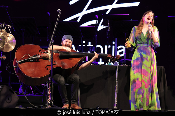 Magalí Sare & Manel Fortià (49 Festival de Jazz de Vitoria-Gasteiz 2026. 2026-07-17) Por José Luis Luna Rocafort [INSTANTZZ AKA Galería fotográfica AKA Fotoblog de jazz, impro… y algo más] - Tomajazz - Magalí Sare & Manel Fortià actuaron en el 49 Festival de Jazz de Vitoria-Gasteiz 2026. 2026-07-17) Por José Luis Luna Rocafort [INSTANTZZ