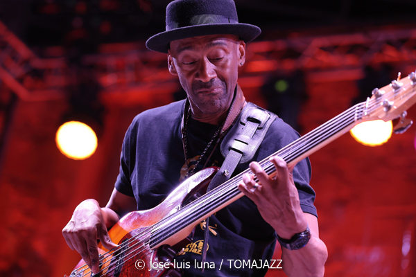 Marcus Miller: We Want Miles! (61 Jazzaldia 2026. Donosti. 2026-07-25) Por José Luis Luna Rocafort [INSTANTZZ AKA Galería fotográfica AKA Fotoblog de jazz, impro… y algo más] - Tomajazz - Marcus Miller: We Want Miles! actuó en el 61 Jazzaldia 2026. José Luis Luna Rocafort lo retrata en INSTANTZZ. Con