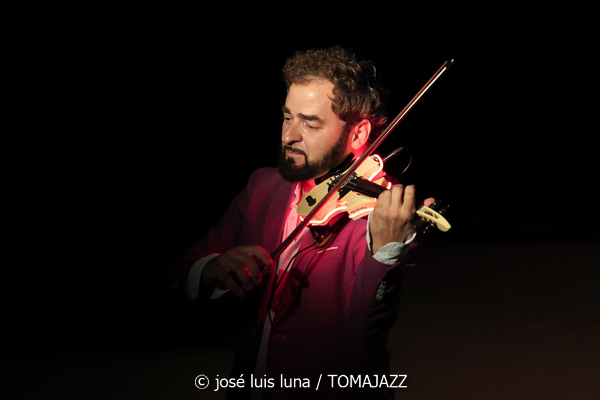 El Gran Ra (XII JazzEñe 2026. Teatro Victoria Eugenia, Donostia - San Sebastián. 2026-07-24) Por José Luis Luna Rocafort [INSTANTZZ AKA Galería fotográfica AKA Fotoblog de jazz, impro… y algo más] - Tomajazz - El Gran Ra actuó en el XII JazzEñe 2026 en San Sebastián. José Luis Luna Rocafort lo retrata en INSTANTZZ. Con Raúl Márquez, David Sancho, Fran Gayo