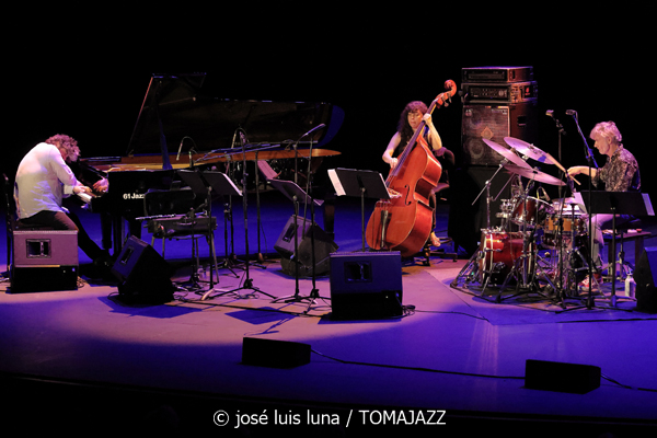 Louis Sclavis Quintet: India (61 Jazzaldia 2026. Donosti. 2026-07-26) Por José Luis Luna Rocafort [INSTANTZZ AKA Galería fotográfica AKA Fotoblog de jazz, impro… y algo más] - Tomajazz - Louis Sclavis Quintet: India actuó en el 61 Jazzaldia 2026. José Luis Luna Rocafort lo retrata en INSTANTZZ. Con Louis Sclavis, Sarah Murcia, Benjamin Moussay, Olivier Laisney, Christophe Lavergne