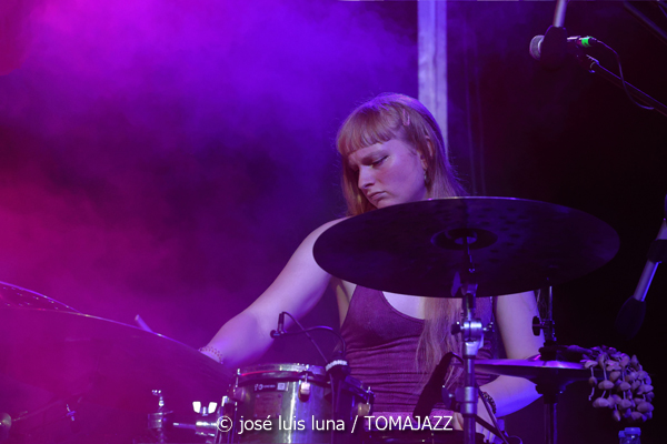 L.A.B. Trio (38 Eivissa Jazz Festival. 2026-09-03) Por José Luis Luna Rocafort [INSTANTZZ AKA Galería fotográfica AKA Fotoblog de jazz, impro… y algo más] - Tomajazz - L.A.B. Trio actuó en el 38 Eivissa Jazz Festival como ganador del Concurso de Grupos del Festival de Jazz de Getxo. José Luis Luna Rocafort lo retrata en INSTANTZZ. L.A.B. Trio son Leela Faude, Alexandre Barthalay, Barnabás Miháy