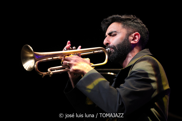 Riley Mulherkar (49 Festival de Jazz de Vitoria-Gasteiz 2026. 2026-07-17) Por José Luis Luna Rocafort [INSTANTZZ AKA Galería fotográfica AKA Fotoblog de jazz, impro… y algo más] - Tomajazz - Riley Mulherkar actuó en el 49 Festival de Jazz de Vitoria-Gasteiz 2026. José Luis Luna Rocafort lo retrata en INSTANTZZ. Con Riley Mulherkar, Barry Stephenson, Chris Pattishall, Jason Burger