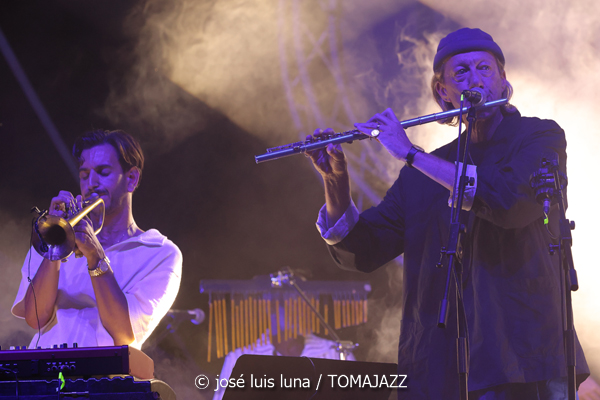 The Illusions & Nathan Haines (38 Eivissa Jazz Festival. 2026-09-03) Por José Luis Luna Rocafort [INSTANTZZ AKA Galería fotográfica AKA Fotoblog de jazz, impro… y algo más] - Tomajazz - The Illusions & Nathan Haines actuaron en el 38 Eivissa Jazz Festival. José Luis Luna Rocafort lo retrata en INSTANTZZ. Participaron Pere Navarro, Franco Botto, Antonio Blakstad, Antoni Marí, Antonio Prosper, Arturo García, Katana McKenzie, Nathan Haines