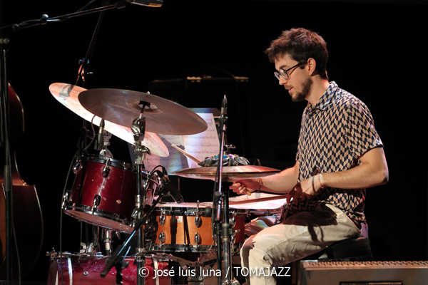 Daniel Juárez Quartet: Reflexividad (XII JazzEñe 2026. Teatro Victoria Eugenia, Donostia - San Sebastián. 2026-07-25) Por José Luis Luna Rocafort [INSTANTZZ AKA Galería fotográfica AKA Fotoblog de jazz, impro… y algo más] - Tomajazz - Daniel Juárez Quartet: Reflexividad actuó en el XII JazzEñe 2026 que se celebró en el Teatro Victoria Eugenia de Donostia - San Sebastián, el 25 de julio de 2026. José Luis Luna Rocafort lo retrata en INSTANTZZ. Con Daniel Juárez, Xan Campos, Darío Guibert, Rodrigo Ballesteros