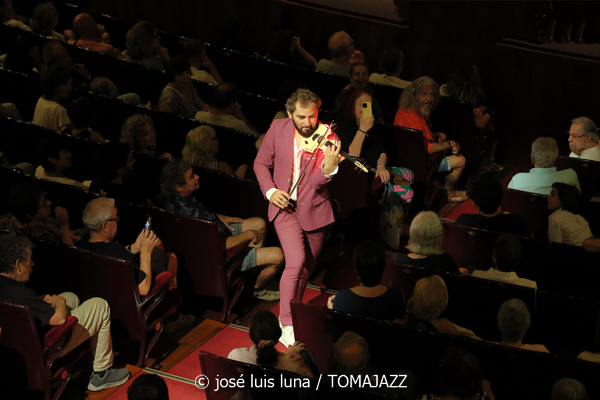 El Gran Ra (XII JazzEñe 2026. Teatro Victoria Eugenia, Donostia - San Sebastián. 2026-07-24) Por José Luis Luna Rocafort [INSTANTZZ AKA Galería fotográfica AKA Fotoblog de jazz, impro… y algo más] - Tomajazz - El Gran Ra actuó en el XII JazzEñe 2026 en San Sebastián. José Luis Luna Rocafort lo retrata en INSTANTZZ. Con Raúl Márquez, David Sancho, Fran Gayo