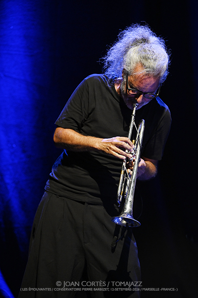Journal Intime (Les Émouvantes / CPBM, 2026-09-12 / Marseille -France-) [05] Por Joan Cortès [INSTANTZZ AKA Galería fotográfica AKA Fotoblog de jazz, impro… y algo más] - Tomajazz - El proyecto Journal Intime participó en Les Émouvantes en Marsella, el 12 de septiembre de 2026. Joan Cortès lo retrata en INSTANTZZ . Actuaron Sylvain Bardiau, Fred Gastard, Matthias Mahler