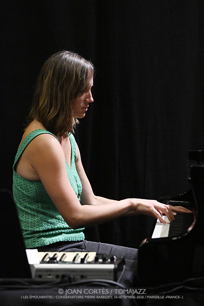 Léa Ciechelski 5t «Franges» (Les Émouvantes / CPBM, 2026-09-10 / Marseille) [02] Por Joan Cortès [INSTANTZZ AKA Galería fotográfica AKA Fotoblog de jazz, impro… y algo más] - Tomajazz - Léa Ciechelski 5t «Franges» actuó en Les Émouvantes 2026. Joan Cortès lo retrata en INSTANTZZ. Con
