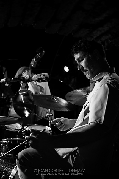Sergi Sirvent “Aware” (Jamboree, 2026-07-28 / Barcelona) Por Joan Cortès [INSTANTZZ AKA Galería fotográfica AKA Fotoblog de jazz, impro… y algo más] - Tomajazz - Sergi Sirvent “Aware” actuó en Jamboree, Barcelona, el 28 de julio de 2026. Joan Cortès lo retrata en INSTANTZZ. Con