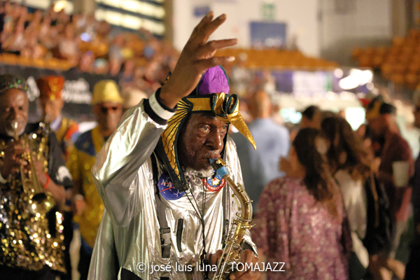 Sun Ra Arkestra (49 Festival de Jazz de Vitoria-Gasteiz 2026. 2026-07-16) Por José Luis Luna Rocafort [INSTANTZZ AKA Galería fotográfica AKA Fotoblog de jazz, impro… y algo más] - Tomajazz - Sun Ra Arkestra actuó en el 49 Festival de Jazz de Vitoria-Gasteiz 2026. José Luis Luna Rocafort lo retrata en INSTANTZZ. Sun Ra Arkestra son Tara Middleton, Knoel Scott, Chris Hemingway, James Stewart, Alex Harding, Michael Ray, Cecil Brooks, Andrae Murchison, Vicent Chancey, Lafayette Gilchrist, Stephen Killion, Carl Le Blanc, George Gary, Elson Nascimento, Jose Da Silva