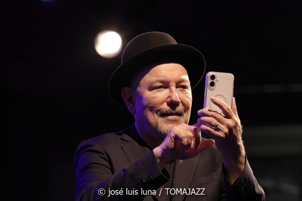 Rubén Blades con Roberto Delgado Big Band (49 Festival de Jazz de Vitoria-Gasteiz 2026. 2026-07-17) Por José Luis Luna Rocafort [INSTANTZZ AKA Galería fotográfica AKA Fotoblog de jazz, impro… y algo más] - Tomajazz - Rubén Blades con Roberto Delgado Big Band actuó en el 49 Festival de Jazz de Vitoria-Gasteiz 2026. José Luis Luna Rocafort lo retrata en INSTANTZZ. Con Rubén Blades, Roberto Delgado, Iván Navarro, Luis Carlos Pérez, Carlos Agrazal, Miguel Arau, Carlos Ubarte, Alejandro Castillo, Emaus Montero, Juan Carlos López, Roberto Ruiz, Avenicio Núñez, Francisco Delvecchio, Higinio Flores, Idígoras Bethancourt, Juan Berna, Luis E. Becerra, Ademir Berrocal, Raúl Rivera, José Ramón Guerra, Daniel Jiménez-Bloise
