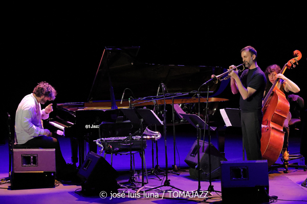 Louis Sclavis Quintet: India (61 Jazzaldia 2026. Donosti. 2026-07-26) Por José Luis Luna Rocafort [INSTANTZZ AKA Galería fotográfica AKA Fotoblog de jazz, impro… y algo más] - Tomajazz - Louis Sclavis Quintet: India actuó en el 61 Jazzaldia 2026. José Luis Luna Rocafort lo retrata en INSTANTZZ. Con Louis Sclavis, Sarah Murcia, Benjamin Moussay, Olivier Laisney, Christophe Lavergne