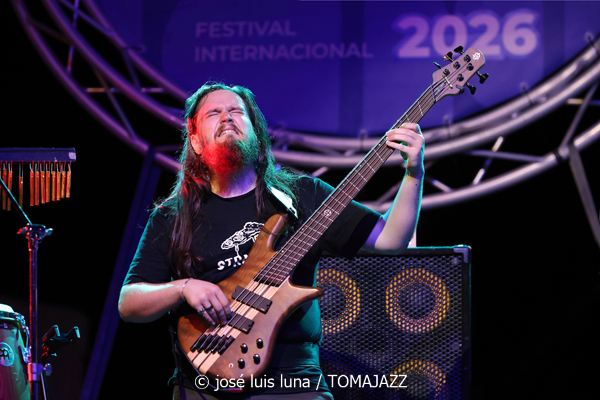 L.A.B. Trio (38 Eivissa Jazz Festival. 2026-09-03) Por José Luis Luna Rocafort [INSTANTZZ AKA Galería fotográfica AKA Fotoblog de jazz, impro… y algo más] - Tomajazz - L.A.B. Trio actuó en el 38 Eivissa Jazz Festival como ganador del Concurso de Grupos del Festival de Jazz de Getxo. José Luis Luna Rocafort lo retrata en INSTANTZZ. L.A.B. Trio son Leela Faude, Alexandre Barthalay, Barnabás Miháy