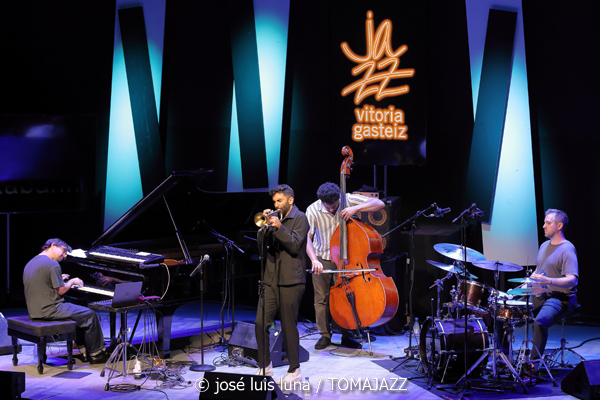 Riley Mulherkar (49 Festival de Jazz de Vitoria-Gasteiz 2026. 2026-07-17) Por José Luis Luna Rocafort [INSTANTZZ AKA Galería fotográfica AKA Fotoblog de jazz, impro… y algo más] - Tomajazz - Riley Mulherkar actuó en el 49 Festival de Jazz de Vitoria-Gasteiz 2026. José Luis Luna Rocafort lo retrata en INSTANTZZ. Con Riley Mulherkar, Barry Stephenson, Chris Pattishall, Jason Burger
