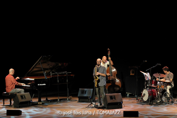 Daniel Juárez Quartet: Reflexividad (XII JazzEñe 2026. Teatro Victoria Eugenia, Donostia - San Sebastián. 2026-07-25) Por José Luis Luna Rocafort [INSTANTZZ AKA Galería fotográfica AKA Fotoblog de jazz, impro… y algo más] - Tomajazz - Daniel Juárez Quartet: Reflexividad actuó en el XII JazzEñe 2026 que se celebró en el Teatro Victoria Eugenia de Donostia - San Sebastián, el 25 de julio de 2026. José Luis Luna Rocafort lo retrata en INSTANTZZ. Con Daniel Juárez, Xan Campos, Darío Guibert, Rodrigo Ballesteros