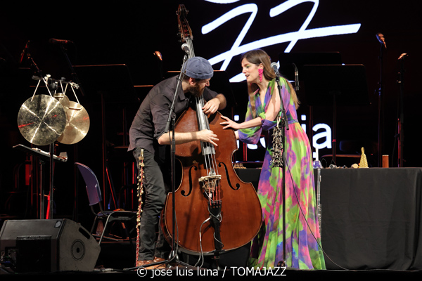 Magalí Sare & Manel Fortià (49 Festival de Jazz de Vitoria-Gasteiz 2026. 2026-07-17) Por José Luis Luna Rocafort [INSTANTZZ AKA Galería fotográfica AKA Fotoblog de jazz, impro… y algo más] - Tomajazz - Magalí Sare & Manel Fortià actuaron en el 49 Festival de Jazz de Vitoria-Gasteiz 2026. José Luis Luna Rocafort lo retrata en INSTANTZZ