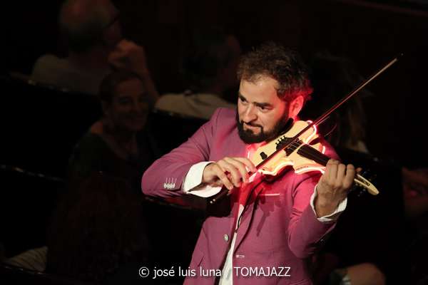 El Gran Ra (XII JazzEñe 2026. Teatro Victoria Eugenia, Donostia - San Sebastián. 2026-07-24) Por José Luis Luna Rocafort [INSTANTZZ AKA Galería fotográfica AKA Fotoblog de jazz, impro… y algo más] - Tomajazz - El Gran Ra actuó en el XII JazzEñe 2026 en San Sebastián. José Luis Luna Rocafort lo retrata en INSTANTZZ. Con Raúl Márquez, David Sancho, Fran Gayo