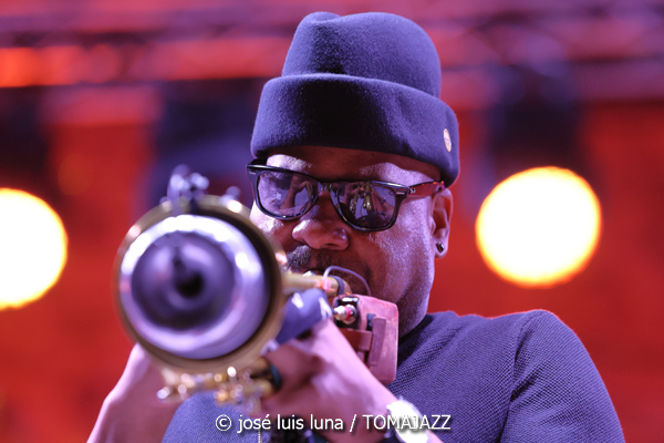 Marcus Miller: We Want Miles! (61 Jazzaldia 2026. Donosti. 2026-07-25) Por José Luis Luna Rocafort [INSTANTZZ AKA Galería fotográfica AKA Fotoblog de jazz, impro… y algo más] - Tomajazz - Marcus Miller: We Want Miles! actuó en el 61 Jazzaldia 2026. José Luis Luna Rocafort lo retrata en INSTANTZZ. Con Marcus Miller, Mike Stern, Bill Evans, Russell Gunn, Mino Cinelu, Brett Williams, Anwar Marshall