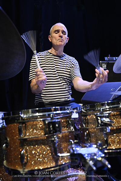 Claude Tchamitchian 5t «Unsung Heroes» (Les Émouvantes / CPBM, 2026-09-11 / Marseille -France-) [04] Por Joan Cortès [INSTANTZZ AKA Galería fotográfica AKA Fotoblog de jazz, impro… y algo más] - Tomajazz - Claude Tchamitchian 5t «Unsung Heroes» participó en Les Émouvantes en Marsella, Francia, el 11 de septiembre de 2026. Joan Cortès lo retrata en INSTANTZZ. Con Claude Tchamitchian, Sakina Abdou, Matthias Mahler, Fabrice Martínez, Christophe Marguet
