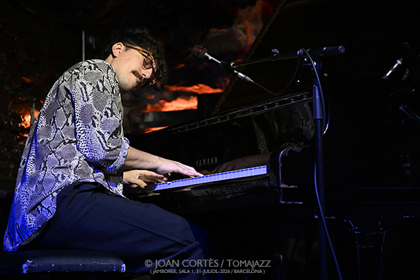 Hernán Jacinto “Gardel” (Jamboree, 2026-07-31 / Barcelona) Por Joan Cortès [INSTANTZZ AKA Galería fotográfica AKA Fotoblog de jazz, impro… y algo más] - Tomajazz - Hernán Jacinto “Gardel” actuó en Jamboree, Barcelona, el 31 de julio de 2026. Joan Cortès lo retrata en INSTANTZZ. Actuaron Hernán Jacinto, Flavio Romero, Fernando Moreno 