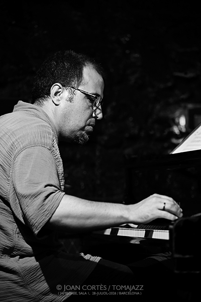 Sergi Sirvent “Aware” (Jamboree, 2026-07-28 / Barcelona) Por Joan Cortès [INSTANTZZ AKA Galería fotográfica AKA Fotoblog de jazz, impro… y algo más] - Tomajazz - Sergi Sirvent “Aware” actuó en Jamboree, Barcelona, el 28 de julio de 2026. Joan Cortès lo retrata en INSTANTZZ. Con