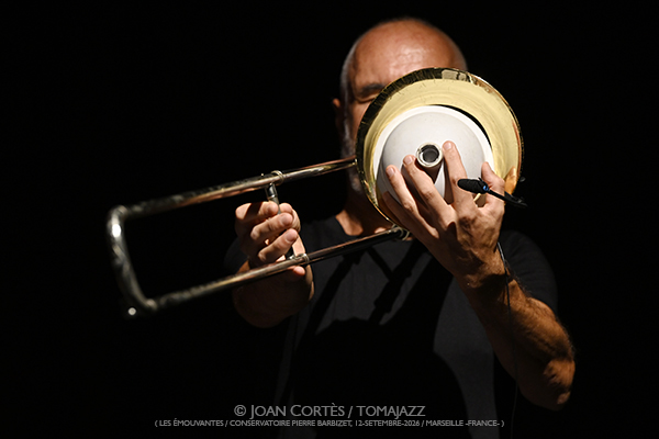 Journal Intime (Les Émouvantes / CPBM, 2026-09-12 / Marseille -France-) [05] Por Joan Cortès [INSTANTZZ AKA Galería fotográfica AKA Fotoblog de jazz, impro… y algo más] - Tomajazz - El proyecto Journal Intime participó en Les Émouvantes en Marsella, el 12 de septiembre de 2026. Joan Cortès lo retrata en INSTANTZZ . Actuaron Sylvain Bardiau, Fred Gastard, Matthias Mahler