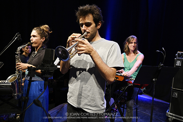Léa Ciechelski 5t «Franges» (Les Émouvantes / CPBM, 2026-09-10 / Marseille) [02] Por Joan Cortès [INSTANTZZ AKA Galería fotográfica AKA Fotoblog de jazz, impro… y algo más] - Tomajazz - Léa Ciechelski 5t «Franges» actuó en Les Émouvantes 2026. Joan Cortès lo retrata en INSTANTZZ. Con