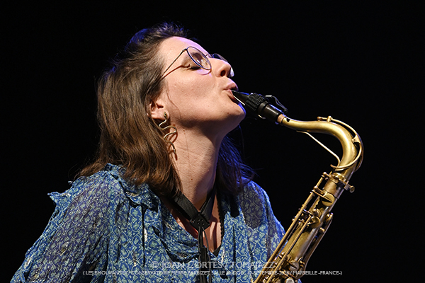 Maussion & Tereygeol 4t «Abysskiss» (Les Émouvantes / CPBM, 2026-09-10 / Marseille) [01] Por Joan Cortès [INSTANTZZ AKA Galería fotográfica AKA Fotoblog de jazz, impro… y algo más] - Tomajazz - Maussion & Tereygeol 4t «Abysskiss» actuaron en el festival Les Émouvantes de Marsella el 10 de septiembre de 2026. Joan Cortès lo retrata en INSTANTZZ. Con Camille Maussion, Pierre Tereygeol, Victor Auffray, Ilya Amar