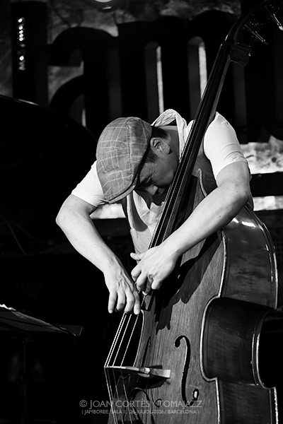 Sergi Sirvent “Aware” (Jamboree, 2026-07-28 / Barcelona) Por Joan Cortès [INSTANTZZ AKA Galería fotográfica AKA Fotoblog de jazz, impro… y algo más] - Tomajazz - Sergi Sirvent “Aware” actuó en Jamboree, Barcelona, el 28 de julio de 2026. Joan Cortès lo retrata en INSTANTZZ. Con