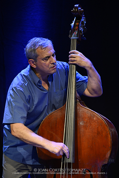 Claude Tchamitchian 5t «Unsung Heroes» (Les Émouvantes / CPBM, 2026-09-11 / Marseille -France-) [04] Por Joan Cortès [INSTANTZZ AKA Galería fotográfica AKA Fotoblog de jazz, impro… y algo más] - Tomajazz - Claude Tchamitchian 5t «Unsung Heroes» participó en Les Émouvantes en Marsella, Francia, el 11 de septiembre de 2026. Joan Cortès lo retrata en INSTANTZZ. Con Claude Tchamitchian, Sakina Abdou, Matthias Mahler, Fabrice Martínez, Christophe Marguet