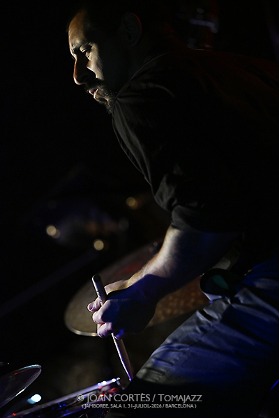 Hernán Jacinto “Gardel” (Jamboree, 2026-07-31 / Barcelona) Por Joan Cortès [INSTANTZZ AKA Galería fotográfica AKA Fotoblog de jazz, impro… y algo más] - Tomajazz - Hernán Jacinto “Gardel” actuó en Jamboree, Barcelona, el 31 de julio de 2026. Joan Cortès lo retrata en INSTANTZZ. Actuaron Hernán Jacinto, Flavio Romero, Fernando Moreno 
