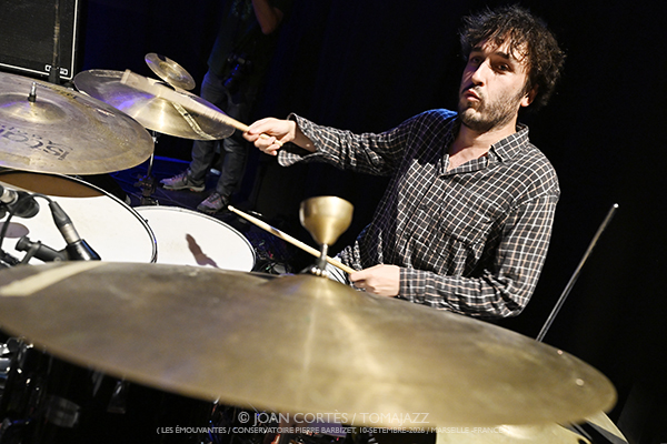 Léa Ciechelski 5t «Franges» (Les Émouvantes / CPBM, 2026-09-10 / Marseille) [02] Por Joan Cortès [INSTANTZZ AKA Galería fotográfica AKA Fotoblog de jazz, impro… y algo más] - Tomajazz - Léa Ciechelski 5t «Franges» actuó en Les Émouvantes 2026. Joan Cortès lo retrata en INSTANTZZ. Con