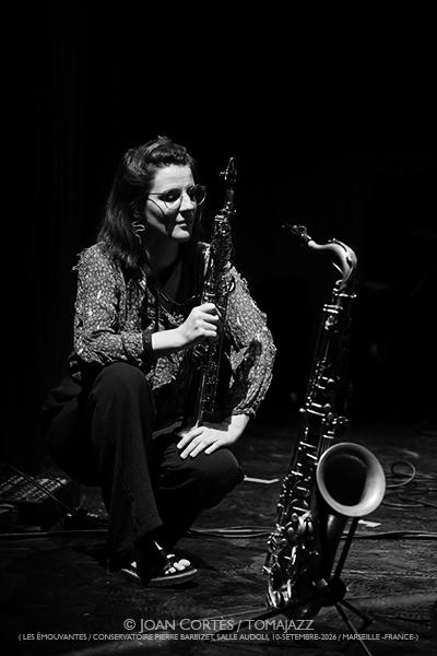 Verano Femenino 2026 (y II) Por Joan Cortès [INSTANTZZ AKA Galería fotográfica AKA Fotoblog de jazz, impro… y algo más] - Tomajazz - Segunda parte del especial Verano Femenino 2026 de Joan Cortès. Con imágenes de Sara Sánchez, Sophie Alour, Mariola Membrives, Núria Andorrà, Camille Maussion, Maïlys Marrone, Léa Ciechelski, Maria-Laura Baccarini, Sakina Abdou, Fanny Martin