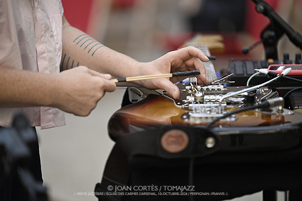 Tatiana Paris «Thalle» (38è Jazzèbre / Église de Carmes L’Arsenal, 2026-10-10 / Perpignan -France-) [2] Por Joan Cortès [INSTANTZZ AKA Galería fotográfica AKA Fotoblog de jazz, impro… y algo más] - Tomajazz - Tatiana Paris «Thalle» actuó en el 38è Jazzèbre 2026 en Perpignan, el 10 de octubre de 2026. Joan Cortès lo retrata en INSTANTZZ