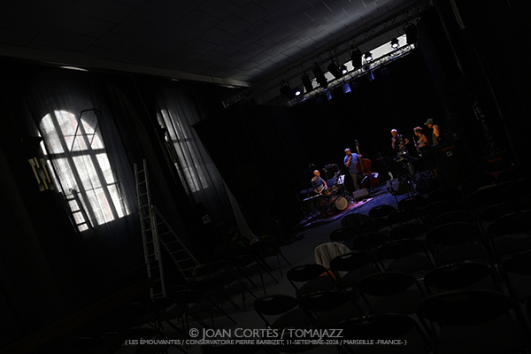 Claude Tchamitchian 5t «Unsung Heroes» (Les Émouvantes / CPBM, 2026-09-11 / Marseille -France-) [04] Por Joan Cortès [INSTANTZZ AKA Galería fotográfica AKA Fotoblog de jazz, impro… y algo más] - Tomajazz - Claude Tchamitchian 5t «Unsung Heroes» participó en Les Émouvantes en Marsella, Francia, el 11 de septiembre de 2026. Joan Cortès lo retrata en INSTANTZZ. Con Claude Tchamitchian, Sakina Abdou, Matthias Mahler, Fabrice Martínez, Christophe Marguet