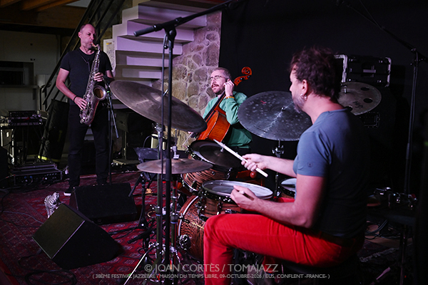 Darrifourcq-Hermia-Ceccaldi (38è Jazzèbre / Maison du Temps Libre, 2026-10-09 / Perpignan -France-) [1] Por Joan Cortès [INSTANTZZ AKA Galería fotográfica AKA Fotoblog de jazz, impro… y algo más] - Tomajazz - Darrifourcq-Hermia-Ceccaldi actuó en el 38è Jazzèbre 2026 en Perpignan -France-, el 9 de octubre de 2026. Joan Cortès lo retrata en INSTANTZZ. Con Sylvain Darrifourcq, Manuel Hermia, Valentin Ceccaldi 