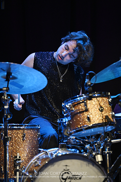 Jet Whistle (Les Émouvantes / CPBM, 2026-09-12 / Marseille -France-) [y 06] Por Joan Cortès [INSTANTZZ AKA Galería fotográfica AKA Fotoblog de jazz, impro… y algo más] - Tomajazz - El quinteto Jet Whistle actuó en Les Émouvantes en Marsella, Francia, el 12 de septiembre de 2026. Joan Cortès lo retrata en INSTANTZZ. Actuaron Fanny Martin, Jules Regard, Adlane Aliouche, Théo Fardèle, Sacha Souêtre 