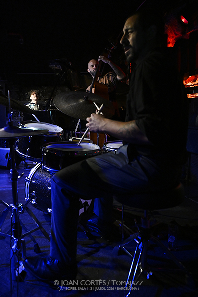 Hernán Jacinto “Gardel” (Jamboree, 2026-07-31 / Barcelona) Por Joan Cortès [INSTANTZZ AKA Galería fotográfica AKA Fotoblog de jazz, impro… y algo más] - Tomajazz - Hernán Jacinto “Gardel” actuó en Jamboree, Barcelona, el 31 de julio de 2026. Joan Cortès lo retrata en INSTANTZZ. Actuaron Hernán Jacinto, Flavio Romero, Fernando Moreno 