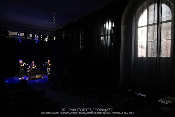 Journal Intime (Les Émouvantes / CPBM, 2026-09-12 / Marseille -France-) [05] Por Joan Cortès [INSTANTZZ AKA Galería fotográfica AKA Fotoblog de jazz, impro… y algo más] - Tomajazz - El proyecto Journal Intime participó en Les Émouvantes en Marsella, el 12 de septiembre de 2026. Joan Cortès lo retrata en INSTANTZZ . Actuaron Sylvain Bardiau, Fred Gastard, Matthias Mahler