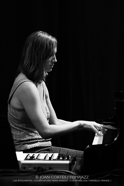 Verano Femenino 2026 (y II) Por Joan Cortès [INSTANTZZ AKA Galería fotográfica AKA Fotoblog de jazz, impro… y algo más] - Tomajazz - Segunda parte del especial Verano Femenino 2026 de Joan Cortès. Con imágenes de Sara Sánchez, Sophie Alour, Mariola Membrives, Núria Andorrà, Camille Maussion, Maïlys Marrone, Léa Ciechelski, Maria-Laura Baccarini, Sakina Abdou, Fanny Martin