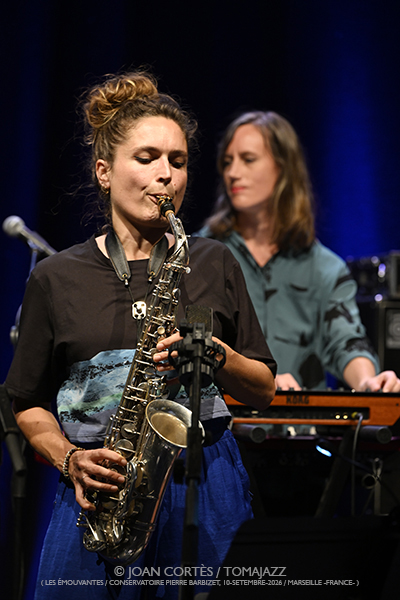 Léa Ciechelski 5t «Franges» (Les Émouvantes / CPBM, 2026-09-10 / Marseille) [02] Por Joan Cortès [INSTANTZZ AKA Galería fotográfica AKA Fotoblog de jazz, impro… y algo más] - Tomajazz - Léa Ciechelski 5t «Franges» actuó en Les Émouvantes 2026. Joan Cortès lo retrata en INSTANTZZ. Con