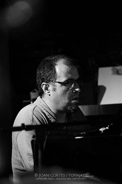Sergi Sirvent “Aware” (Jamboree, 2026-07-28 / Barcelona) Por Joan Cortès [INSTANTZZ AKA Galería fotográfica AKA Fotoblog de jazz, impro… y algo más] - Tomajazz - Sergi Sirvent “Aware” actuó en Jamboree, Barcelona, el 28 de julio de 2026. Joan Cortès lo retrata en INSTANTZZ. Con