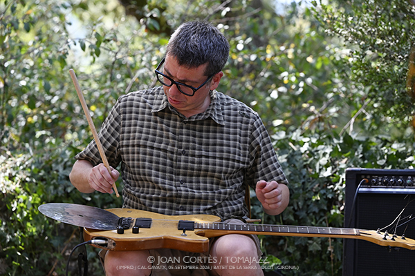 Tàlveg (Can Gavatx, 2026-09-05 / Batet de la Serra-Olot -Girona-) Por Joan Cortès [INSTANTZZ AKA Galería fotográfica AKA Fotoblog de jazz, impro… y algo más] - Tomajazz - Tàlveg actuó en Can Gavatx, Batet de la Serra-Olot -Girona-, el 5 de septiembre de 2026. Joan Cortès lo retrata en INSTANTZZ. Tàlveg son Marcel·lí Bayer, Ferran Fages, Oriol Roca