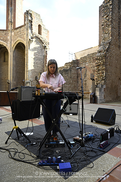 Tatiana Paris «Thalle» (38è Jazzèbre / Église de Carmes L’Arsenal, 2026-10-10 / Perpignan -France-) [2] Por Joan Cortès [INSTANTZZ AKA Galería fotográfica AKA Fotoblog de jazz, impro… y algo más] - Tomajazz - Tatiana Paris «Thalle» actuó en el 38è Jazzèbre 2026 en Perpignan, el 10 de octubre de 2026. Joan Cortès lo retrata en INSTANTZZ