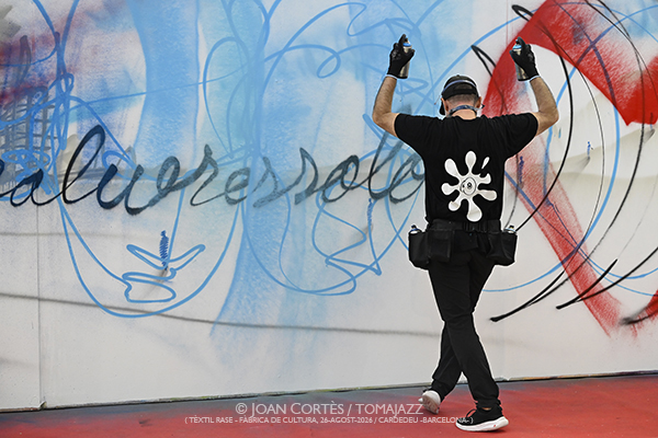 Andorrà - Suso33 - Mateu “Ignició 360” (TR-FdC, 2026-08-26 / Cardedeu -Barcelona-) Por Joan Cortès [INSTANTZZ AKA Galería fotográfica AKA Fotoblog de jazz, impro… y algo más] - Tomajazz - Andorrà - Suso33 - Mateu “Ignició 360” actuaron en Tèxtil Rase - Fàbrica de Cultura (Cardedeu -Barcelona-) el 26 de agosto de 2026. Joan Cortès lo retrata en INSTANTZZ. Andorrà - Suso33 - Mateu “Ignició 360” son Núria Andorrà, Suso33, Roc Mateu 