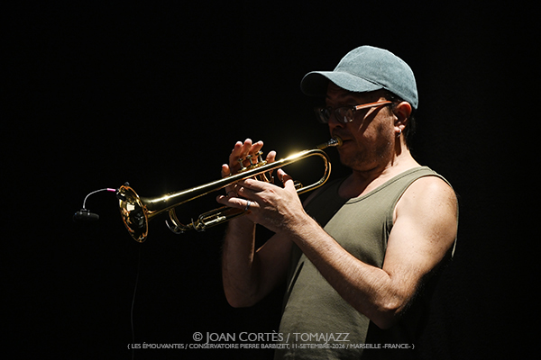Claude Tchamitchian 5t «Unsung Heroes» (Les Émouvantes / CPBM, 2026-09-11 / Marseille -France-) [04] Por Joan Cortès [INSTANTZZ AKA Galería fotográfica AKA Fotoblog de jazz, impro… y algo más] - Tomajazz - Claude Tchamitchian 5t «Unsung Heroes» participó en Les Émouvantes en Marsella, Francia, el 11 de septiembre de 2026. Joan Cortès lo retrata en INSTANTZZ. Con Claude Tchamitchian, Sakina Abdou, Matthias Mahler, Fabrice Martínez, Christophe Marguet