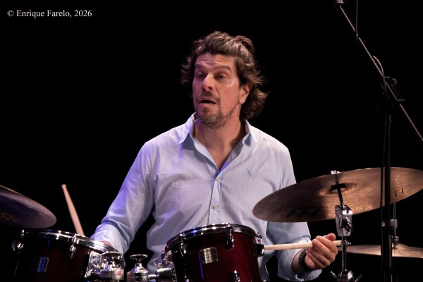 Trío Corrente "Vinte e cinco" (VICALJAZZ. Festival de Jazz de Vicálvaro C.C. Fuente de San Pedro-Valderrivas. 2026-10-16) Por Enrique Farelo [Grabación de jazz] - Tomajazz - Trío Corrente "Vinte e cinco" actuó en VICALJAZZ, Festival de Jazz de Vicálvaro, el 16 de octubre de 2026. Enrique Farelo relata el concierto. Con