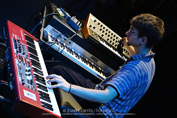 Jet Whistle (Les Émouvantes / CPBM, 2026-09-12 / Marseille -France-) [y 06] Por Joan Cortès [INSTANTZZ AKA Galería fotográfica AKA Fotoblog de jazz, impro… y algo más] - Tomajazz - El quinteto Jet Whistle actuó en Les Émouvantes en Marsella, Francia, el 12 de septiembre de 2026. Joan Cortès lo retrata en INSTANTZZ. Actuaron Fanny Martin, Jules Regard, Adlane Aliouche, Théo Fardèle, Sacha Souêtre 