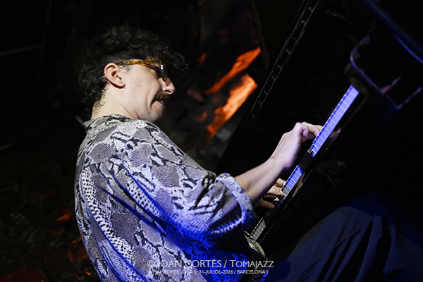 Hernán Jacinto “Gardel” (Jamboree, 2026-07-31 / Barcelona) Por Joan Cortès [INSTANTZZ AKA Galería fotográfica AKA Fotoblog de jazz, impro… y algo más] - Tomajazz - Hernán Jacinto “Gardel” actuó en Jamboree, Barcelona, el 31 de julio de 2026. Joan Cortès lo retrata en INSTANTZZ. Actuaron Hernán Jacinto, Flavio Romero, Fernando Moreno 