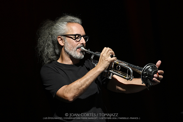 Journal Intime (Les Émouvantes / CPBM, 2026-09-12 / Marseille -France-) [05] Por Joan Cortès [INSTANTZZ AKA Galería fotográfica AKA Fotoblog de jazz, impro… y algo más] - Tomajazz - El proyecto Journal Intime participó en Les Émouvantes en Marsella, el 12 de septiembre de 2026. Joan Cortès lo retrata en INSTANTZZ . Actuaron Sylvain Bardiau, Fred Gastard, Matthias Mahler