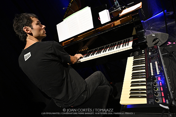 Léa Ciechelski 5t «Franges» (Les Émouvantes / CPBM, 2026-09-10 / Marseille) [02] Por Joan Cortès [INSTANTZZ AKA Galería fotográfica AKA Fotoblog de jazz, impro… y algo más] - Tomajazz - Léa Ciechelski 5t «Franges» actuó en Les Émouvantes 2026. Joan Cortès lo retrata en INSTANTZZ. Con